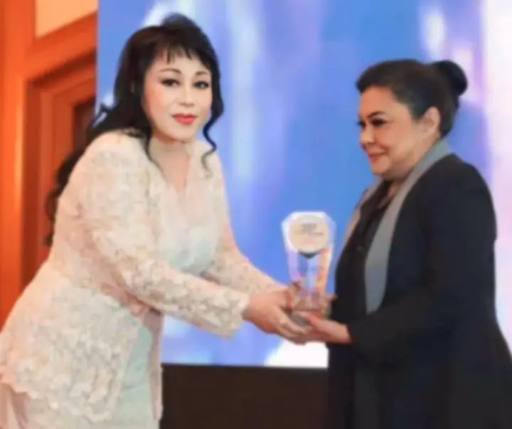Rep. Lani Mercado-Revilla accepts the WCEJA award on behalf of Sen. Bong Revilla